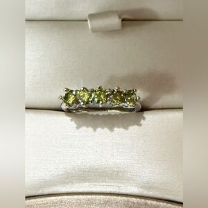 Elegant Silver and Green Fashion Ring